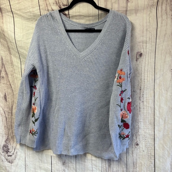American Eagle Women's Baby Blue V-Neck Sweater with Floral Embroidery Medium - Picture 1 of 6